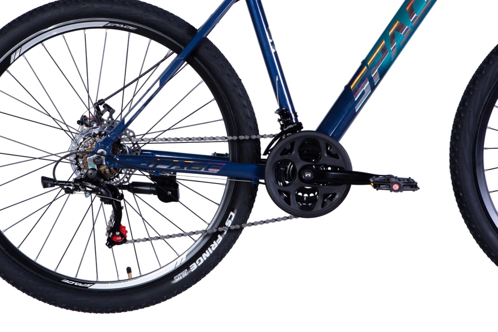 Detaliu bicicletă albastră, lanț și roată spate.