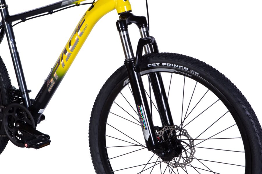 Bicicletă montană cu cadru galben și roți robuste.