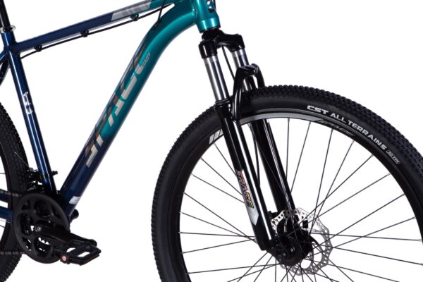 Bicicletă albastră, cadru robust, anvelope teren variat.