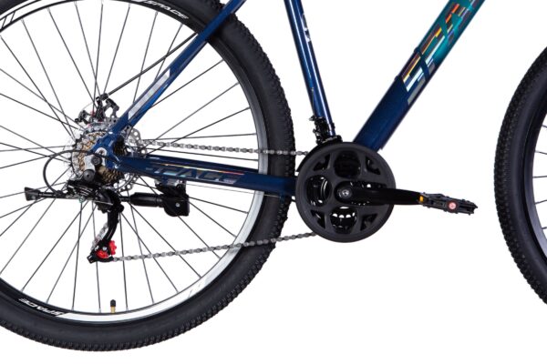 Cadru bicicletă albastră cu roți și lanț vizibile.