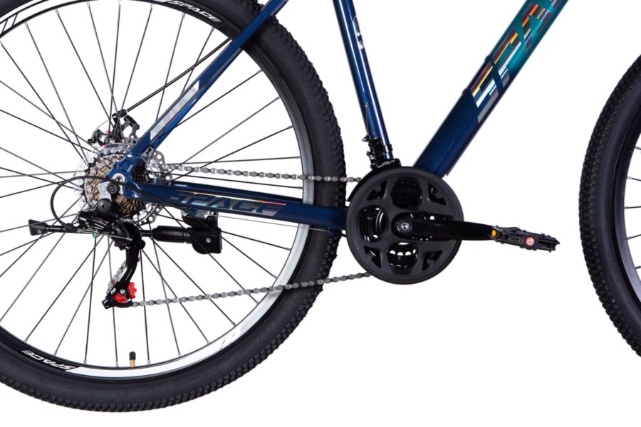 Detaliu bicicletă montană cu transmisie vizibilă