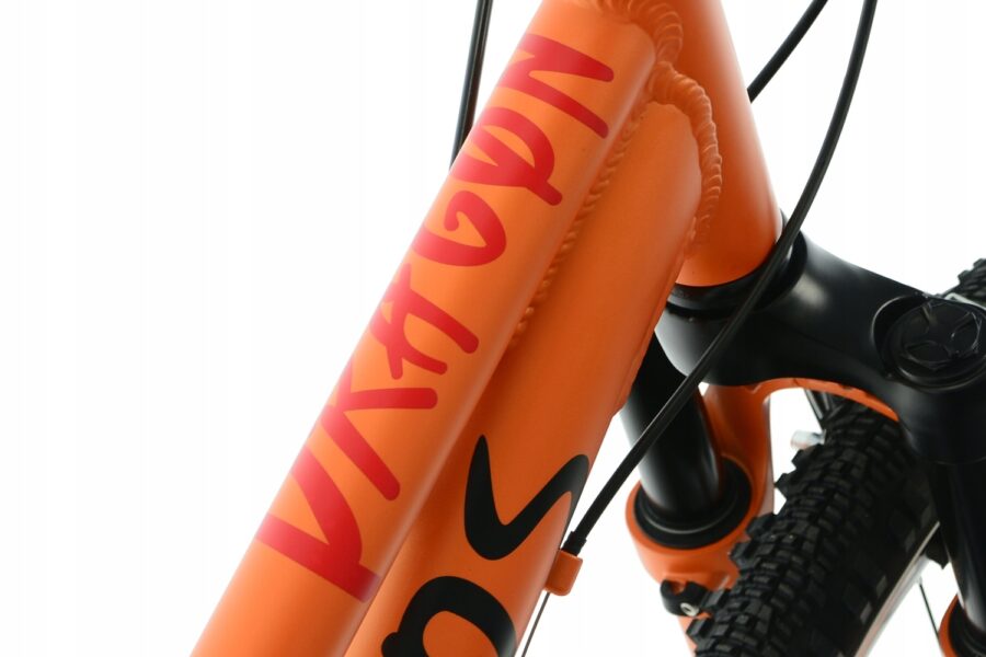 Cadru de bicicletă portocalie cu detalii negre.