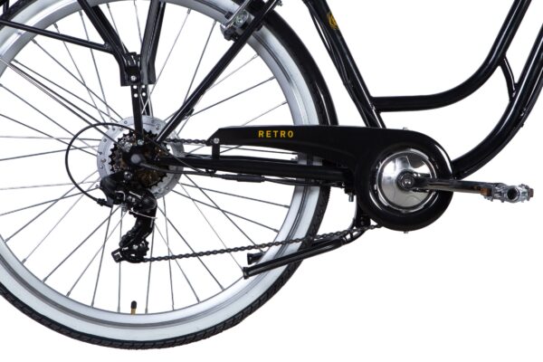 Bicicletă retro cu pinion și lanț vizibile