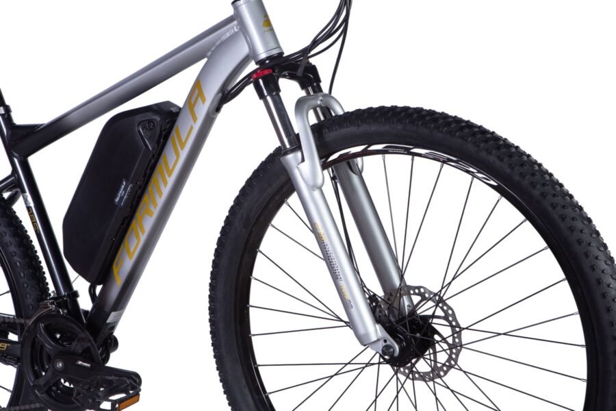 Bicicletă modernă de teren, detaliu cadru și roată.