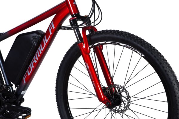 Bicicletă electrică roșie cu suspensie frontală.