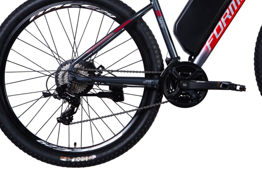 Detaliu bicicleta electrică cu roți de 29 inch