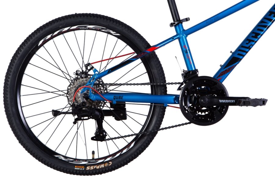 Bicicletă montană cu cadru albastru și roată