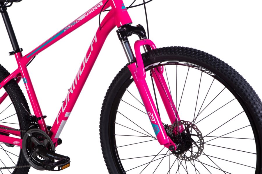 Bicicletă mountain bike roz cu detalii negre.