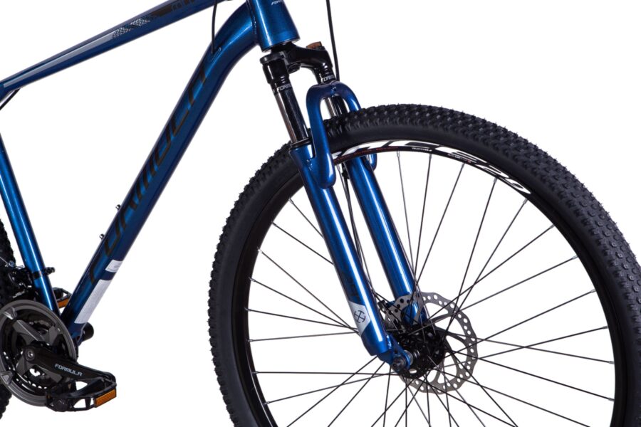 Bicicletă montană albastră, detaliu cadru și roată.