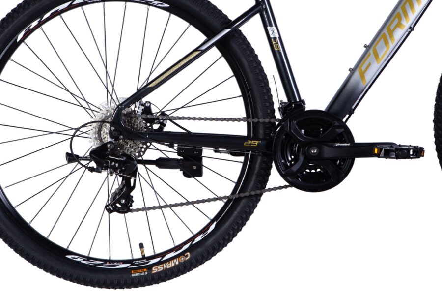 Bicicletă mountain bike cu cadru solid și transmisie.