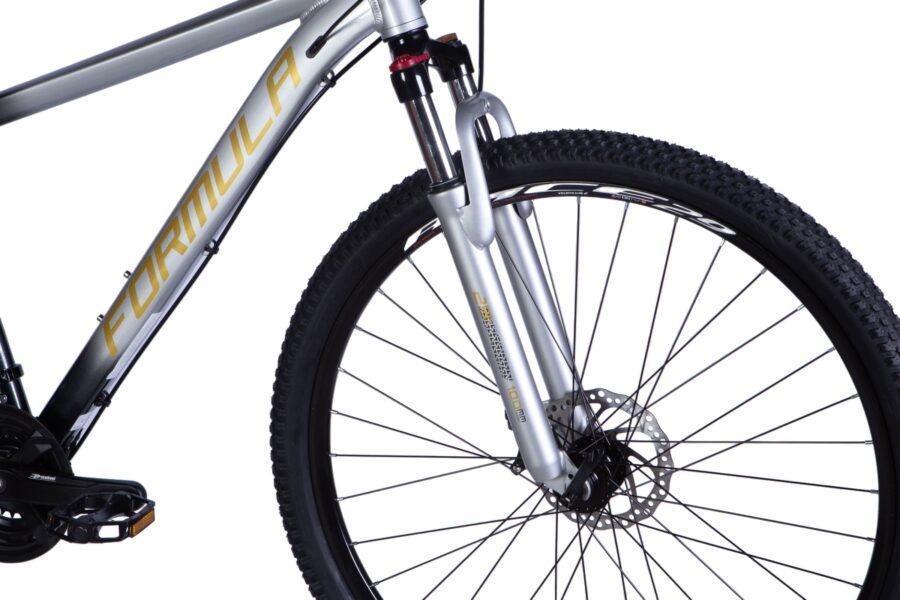 Bicicletă montană cu suspensie și roți solide.