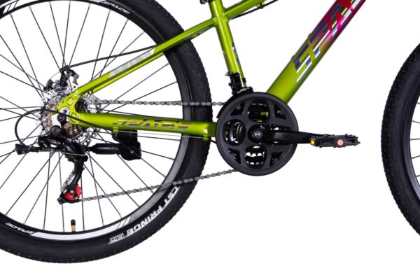 Cadru bicicletă verde cu lanț și pedale