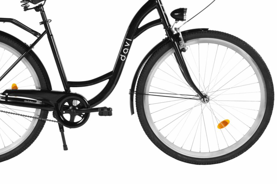 Bicicletă neagră cu roți și echipament de calitate.