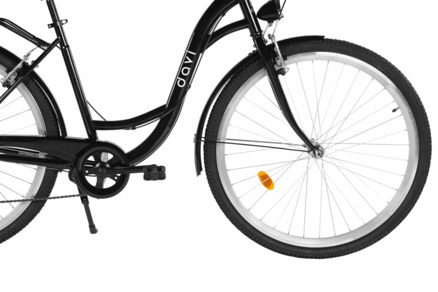 Bicicletă neagră cu roată în detaliu.