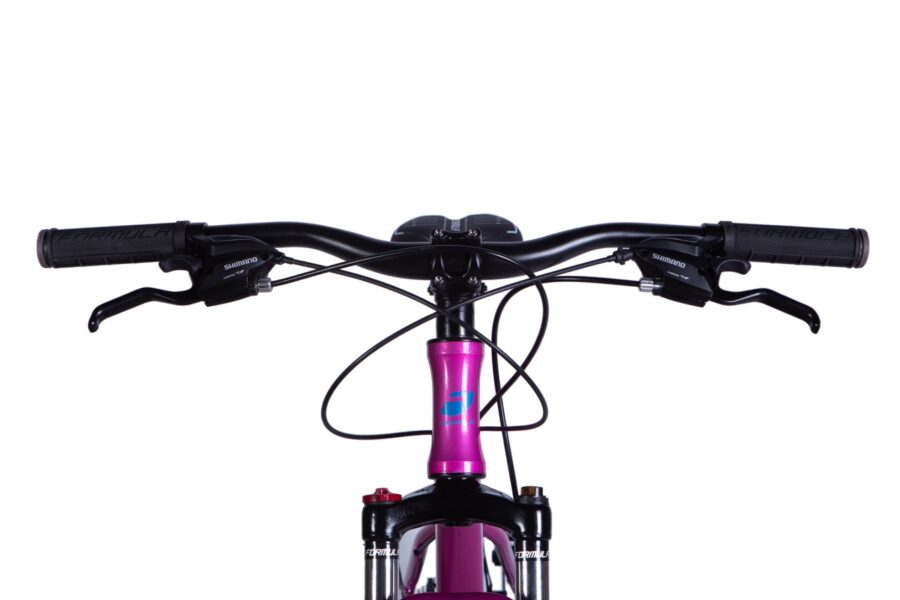 Mânerele unei biciclete montane roz și negre