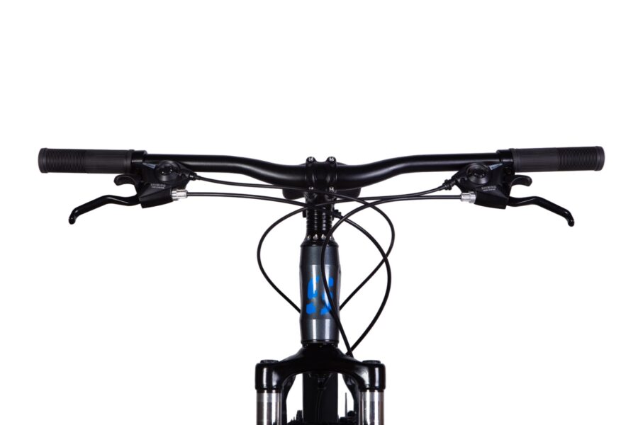 Mânerele unei biciclete mountain bike.