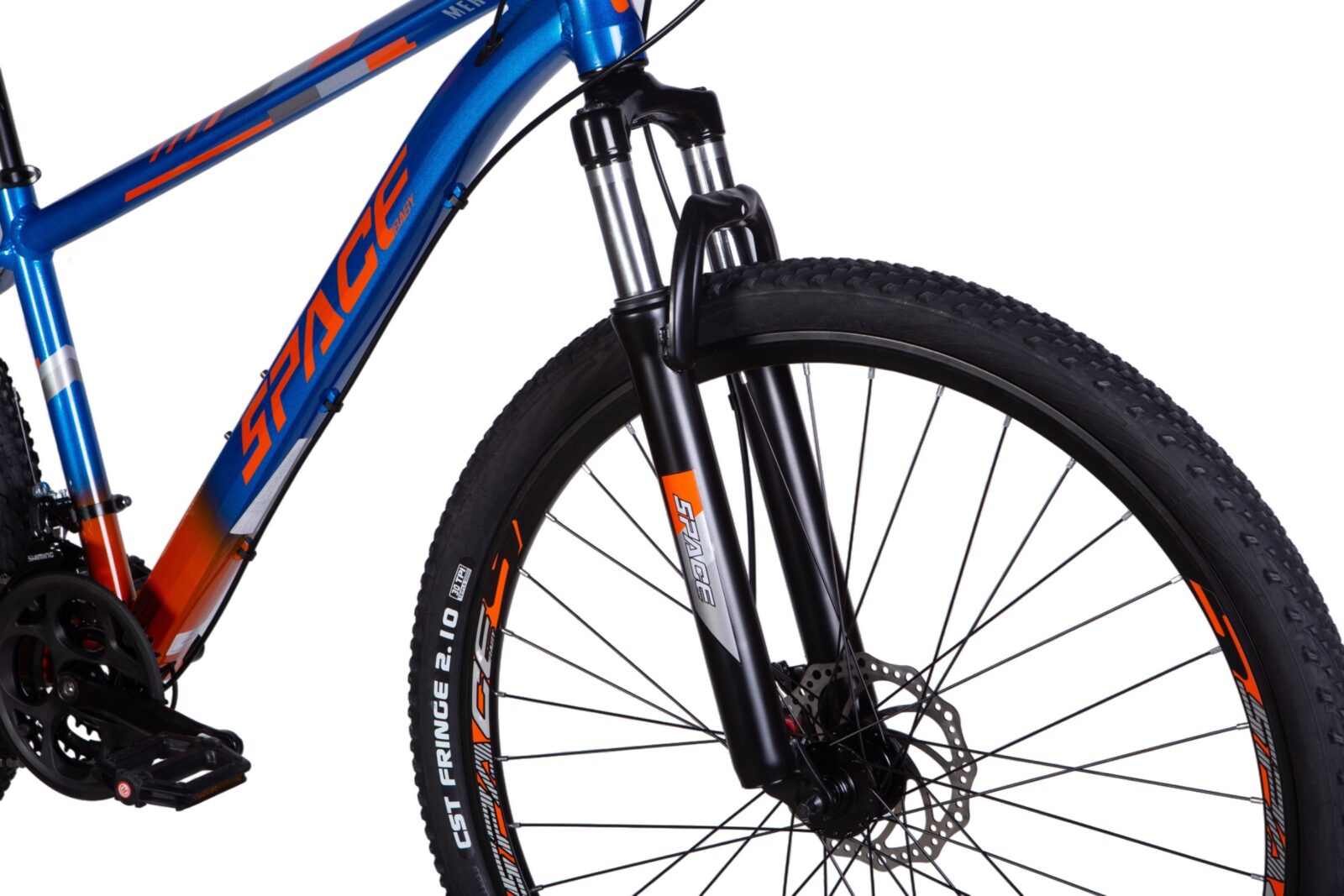 Bicicletă montană cu cadru albastru și furcă neagră.