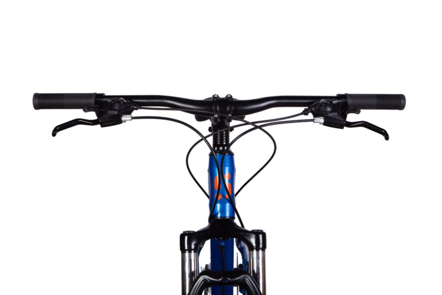 Manevrați bicicleta cu volan albastru și negru.