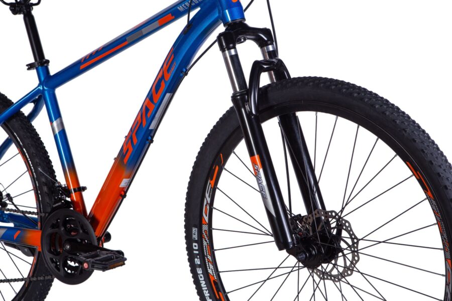 Bicicletă montană cu cadru colorat.