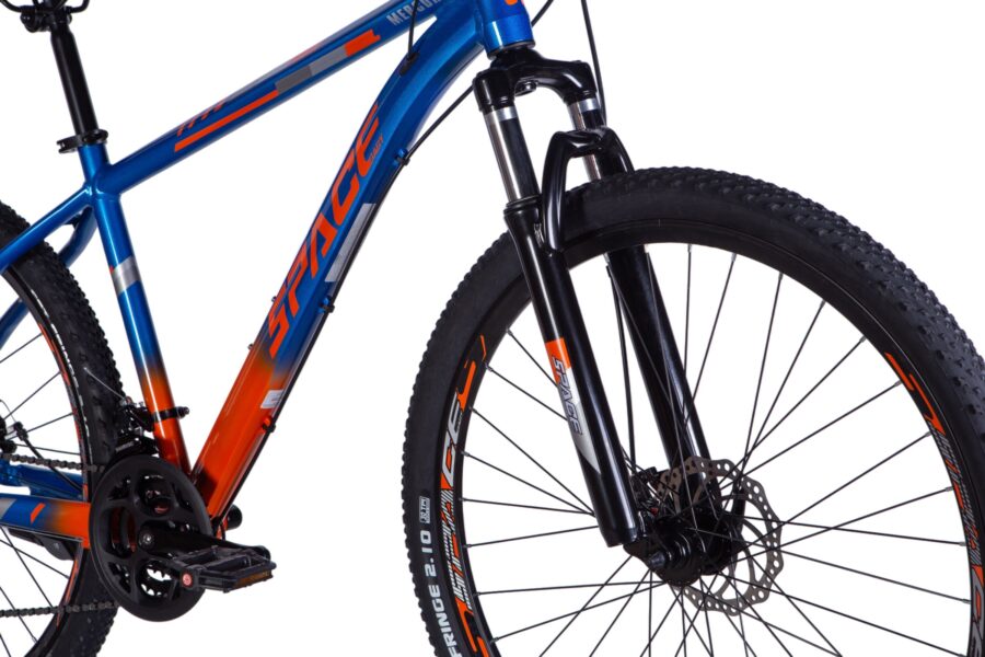 Bicicletă montană cu cadru albastru și roșu.