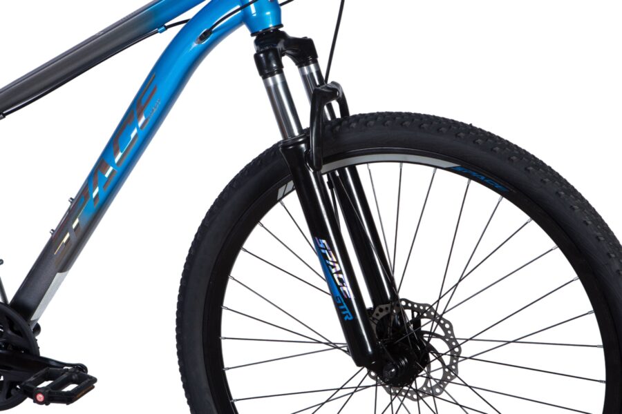 Bicicletă montană cu cadru albastru și roată