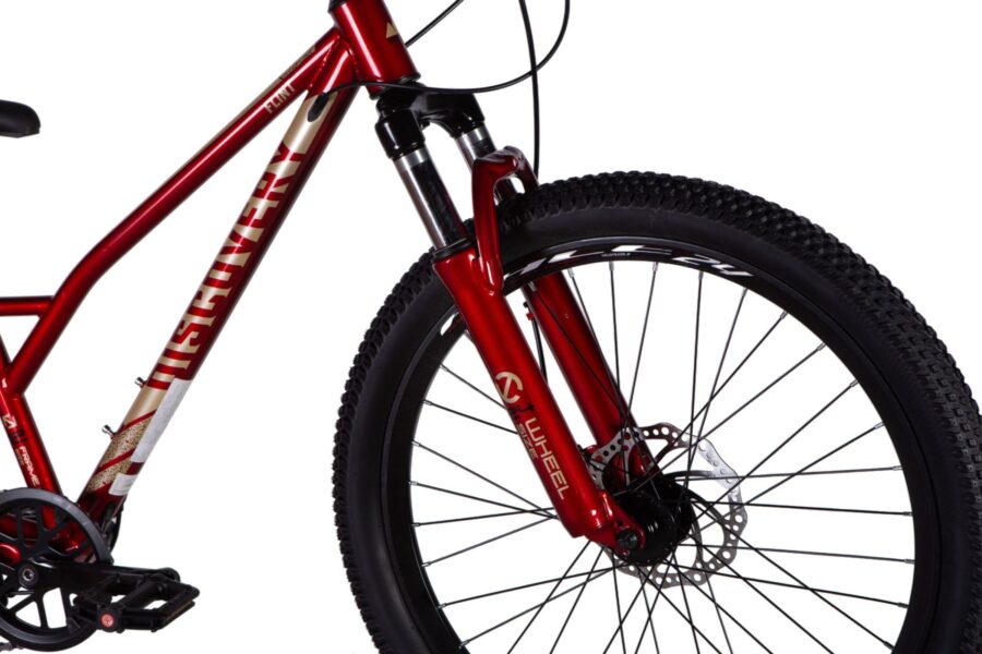 Bicicletă mountain bike roșie, detaliu pe cadru.