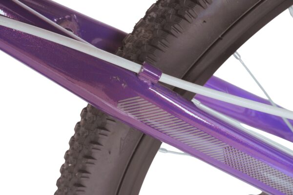 Cadru bicicletă mov cu roată și spițe albe.