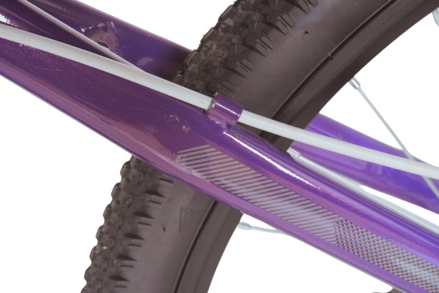 Cadrul unei biciclete purpurii detaliat.