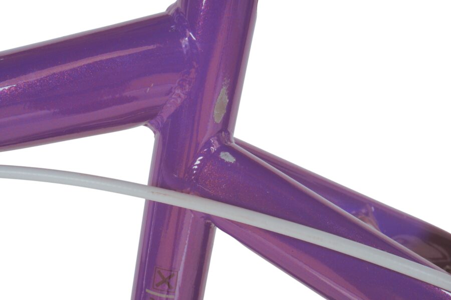 Cadru de bicicletă violet detaliat