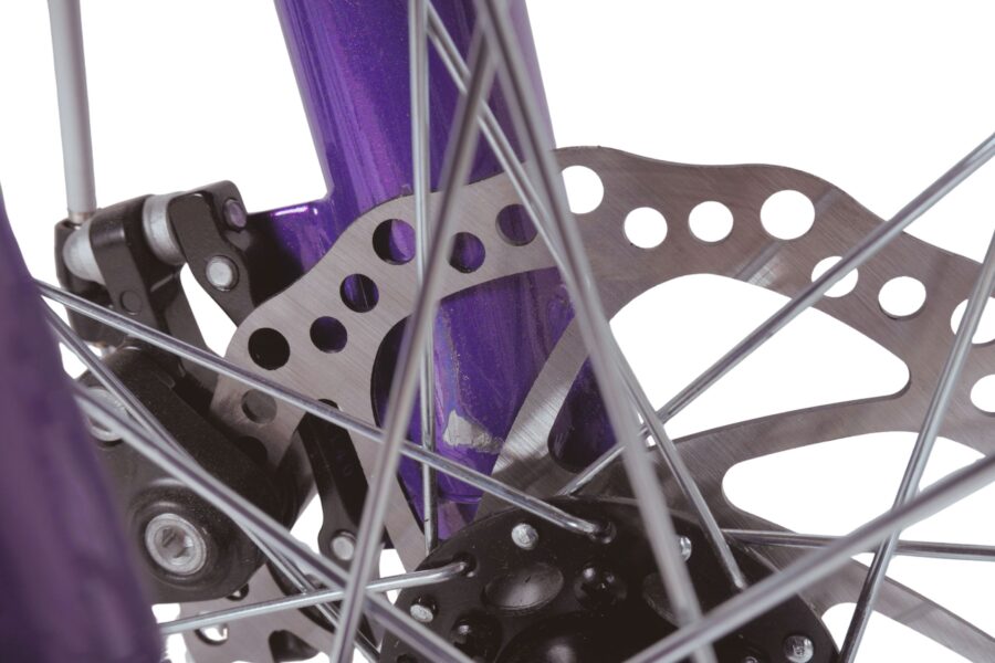 Detaliu dintr-o roată de bicicletă violetă.