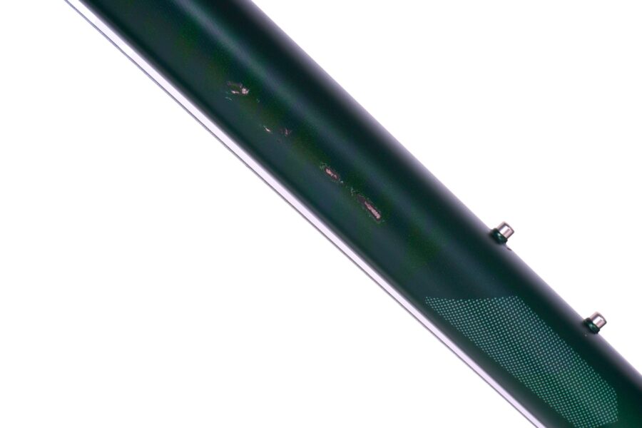 Tub metalic cu zgârieturi vizibile.