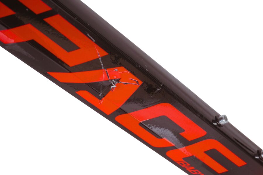 Cadrul de bicicletă cu design modern și zgârietură.