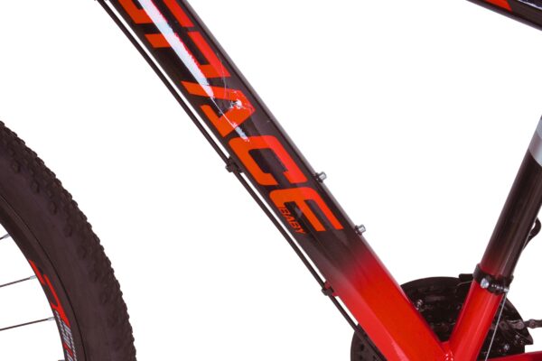 Cadru bicicletă roșu-negru cu inscripție albă.