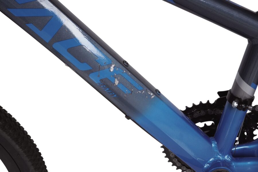 Cadru de bicicletă albastru, detaliu zgârieturi.