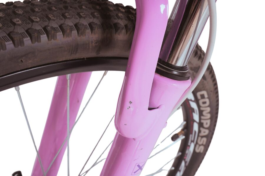 Detaliu cadru bicicletă roz cu roată