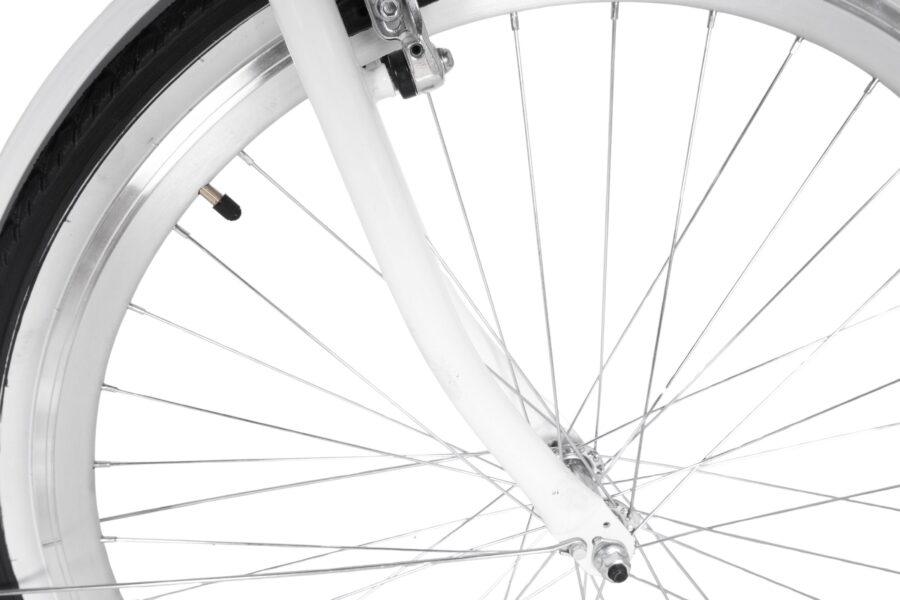 Roata unei biciclete cu spițe argintii