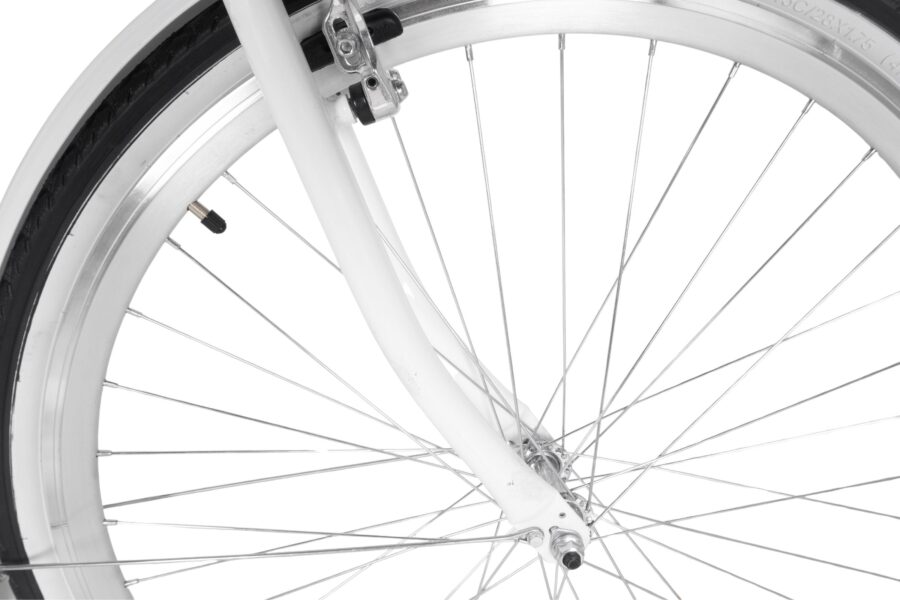 Roata unei biciclete albe cu spițe argintii.