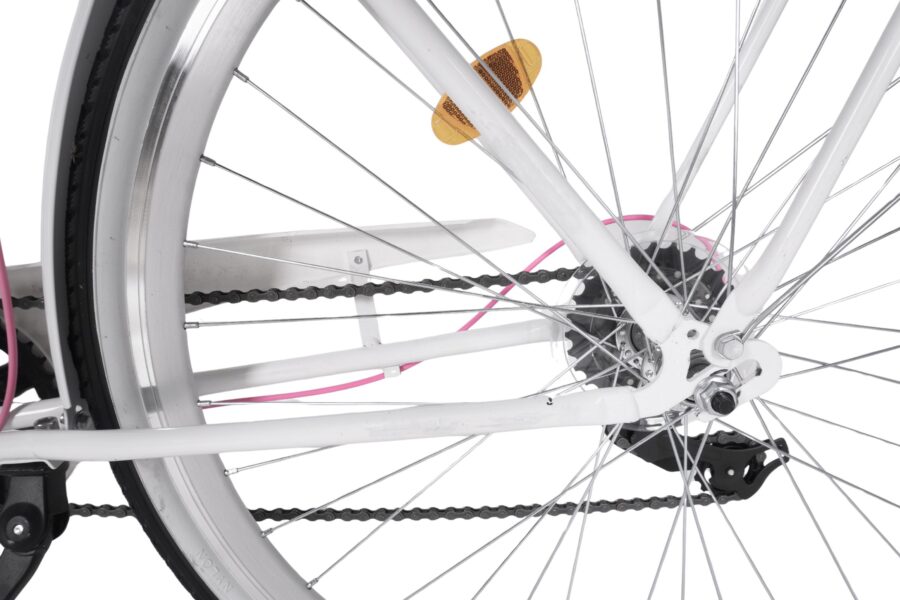 Roata unui bicicletă albă cu detalii de transmisie.