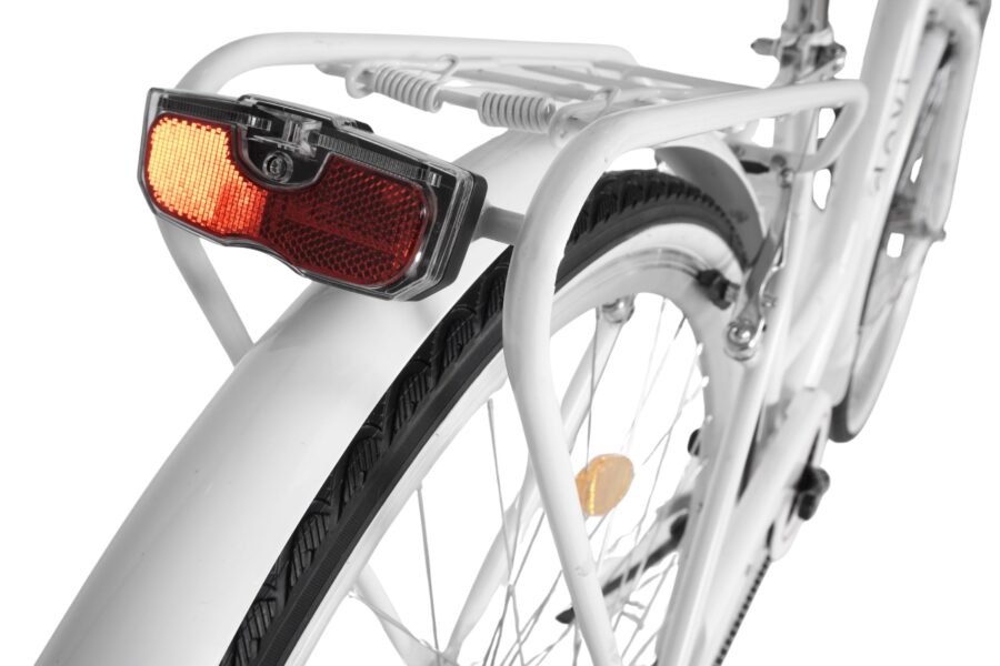 Lampa roșie de bicicletă pe un suport alb