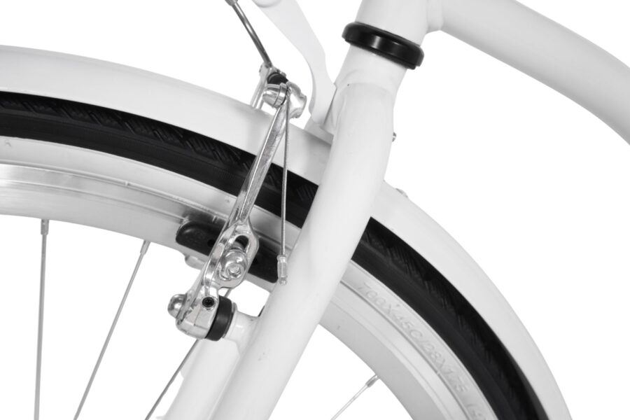 Detaliu al cadrului unei biciclete albe.