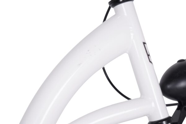 Cadru bicicletă albă cu cablu negru vizibil