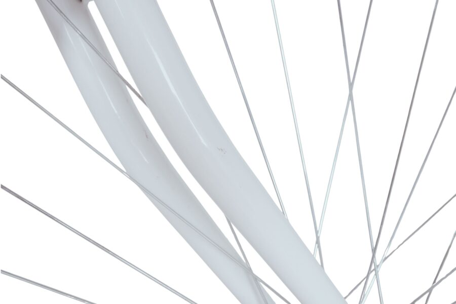 Detalii ale unui cadru de bicicletă alb