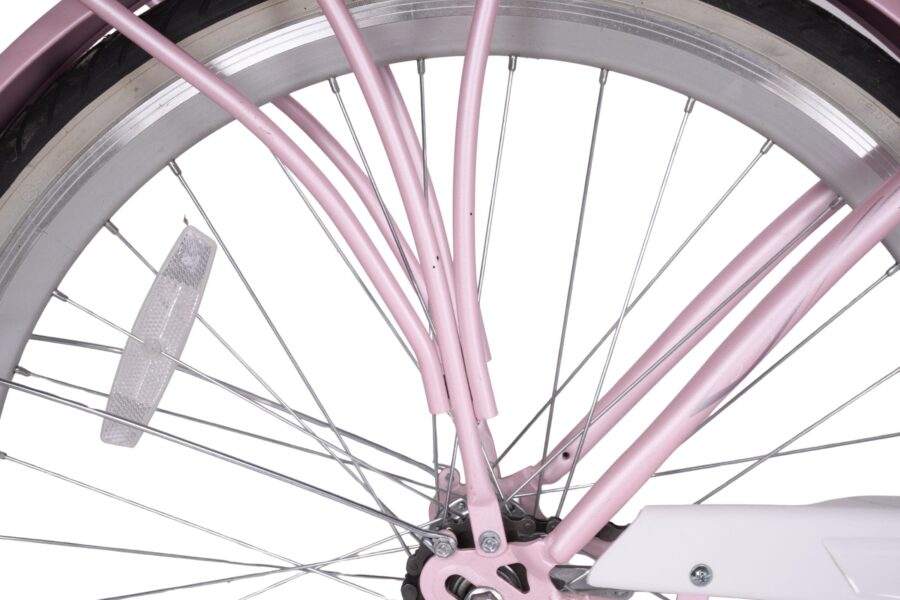 Roata unei biciclete roz, detalii metalice vizibile.