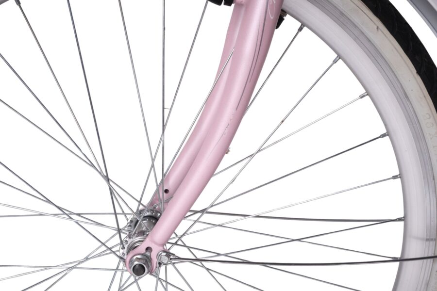 Detaliu roată de bicicletă roz