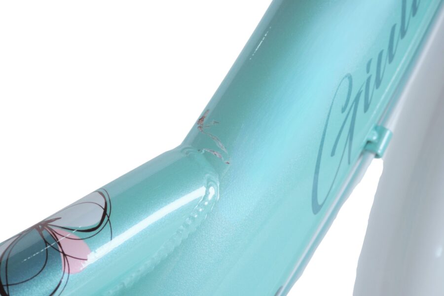 Detaliu cadru bicicletă colorat teal.