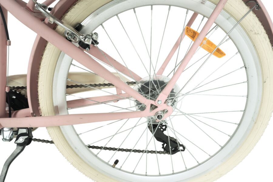 Detaliu roată de bicicletă roz cu frână.