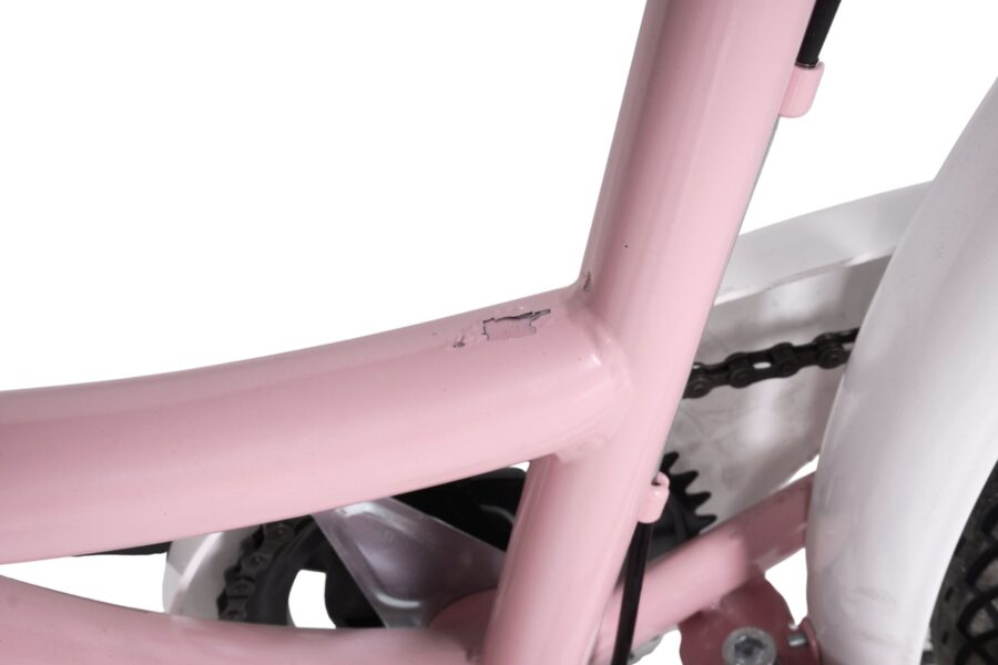 Cadru de bicicletă roz cu zgârieturi.