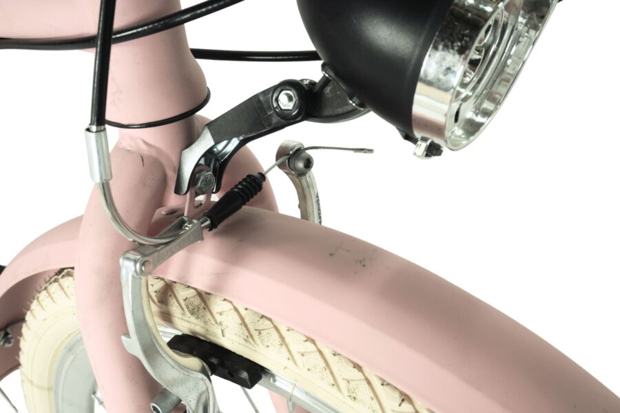 Detaliu bicicletă cu far și roată roz.