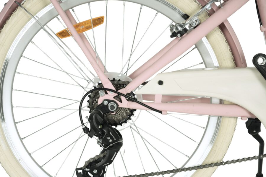 Detaliu roată de bicicletă roz cu transmisie