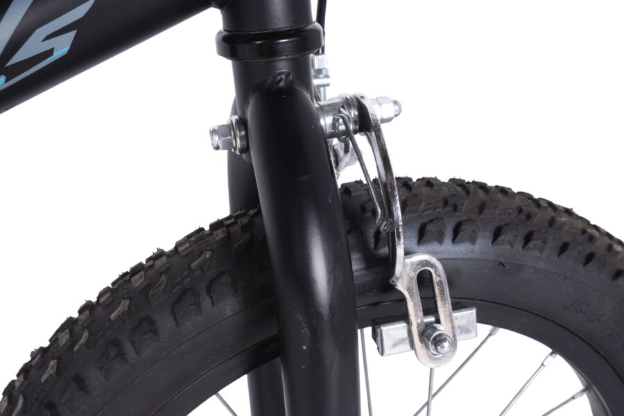 Detaliu de bicicletă cu roată și frână.